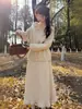 Conjunto de malha suave estilo francês 2026 outono e inverno novo conjunto de duas peças com renda floral, cadarço na cintura e acinturado para mulheres