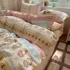Novo Estilo 2026 Conjunto de Cama de Fio Bouclé de Quatro Peças com Design de Borda de Concha, Lençol de Cima, Capa de Edredom, Lençol com Elástico, Conjunto de Três Peças para Dormitório Estudantil