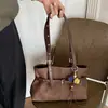 Bolso de hombro de gran capacidad, elegante, con diseño minimalista, aire retro y atractivo casual. Presenta una correa de cuero plisada y un asa de mano, lo que la convierte en un bolso versátil para mujer.