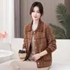 Colección Otoño/Invierno 2026: Ropa Exterior Elegante y Adelgazante para Mujeres de Mediana Edad, con Corte Relajado, Cuello Solapa y Diseño Versátil en Tallas Grandes