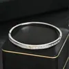 Pulsera de Mano Personalizada de Zirconia Micro-Pavé con Electrochapado de Oro Real para Mujer, Pulsera de Uñas de Mariposa con Letra H de Alta Gama, Pulsera de Lujo Accesible