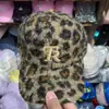 Gorra de Béisbol con Estampado de Leopardo de Felpa Falsa Tipo Osito para Hombres y Mujeres, Nueva Gorra Cálida de Pato con Bordado de Letras para Otoño e Invierno, Moderna y Versátil