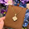 Conjunto de Joias de Luxo Leve Estilo Palaciano Retrô com Flor de Trevo de Quatro Folhas e Madrepérola - Colar, Brincos, Anel