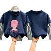 Camiseta de manga larga a rayas de algodón puro para niñas, estilo primavera/otoño, nueva colección 2026, moderna y elegante, diseñada para niñas de talla mediana a grande, con un look en capas