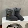 Botas de Neve Cinzas de Couro Genuíno com Solado Grosso para Mulheres, Novos Sapatos Peludos de Inverno 2026, Forrados com Lã, Espessados, Quentes e Versáteis Sapatos de Algodão