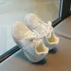 Zapatos para niñas 2026 modelo nuevo primavera y otoño, zapatillas de entrenamiento de malla transpirable para niños, zapatillas ligeras de suela blanda para niñas y niños