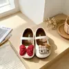 Sapatos Mary Jane de Couro para Meninas 2026 Primavera e Outono Novos Sapatos de Princesa com Laço de Desenho Animado e Velcro para Meninas