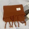 Venta de liquidación de bufandas con 40% de descuento en un puesto, bufandas largas y cortas de hilo de felpa tejido cálido para otoño e invierno en oferta