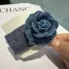 Presilha de Cabelo Floral de Alta Qualidade com Múltiplas Opções de Cor, Base de Veludo, Presilha Lateral para Controlar Fios Soltos, Acessório de Cabelo Elegante e Versátil