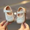 Sapatos Novos para Bebês e Crianças Pequenas Primavera 2025 Estilo Coreano Sapatos de Princesa com Laço para Meninas 0-3 Anos Sapatos de Couro Versáteis Pequenos
