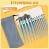 Set de 13 Piezas de Brochas de Maquillaje Verdes para Todas las Estaciones, Incluyendo Brochas para Sombra de Ojos de Cerdas Suaves, Brochas para Polvo Suelto, Brochas para Rubor y Brochas para Corrector