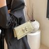 Bolso de moda de estilo coreano para mujer, nuevo bolso de viaje sencillo de color sólido con diseño de mariposa, pequeño bolso cuadrado, elegante bolso cruzado con cadena, 2024