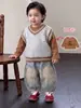 Conjunto de Ropa de Otoño para Niños 1: Conjunto de tres piezas para niños estilo retro: suéter de cuello en V, chaleco y sudadera con estampado de dibujos animados, y jeans