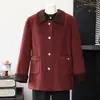 Nova coleção outono e inverno para mulheres de meia-idade: um elegante sobretudo de lã de alta qualidade, de comprimento médio, com lapela contrastante