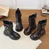 Botas de Cuero de Moda para Niños 2026 Otoño Nuevo Estilo Botas de Motocicleta con Hebilla Negra Estilo Coreano Versátiles Botas de Media Caña para Niñas