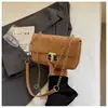 Bolso cruzado nuevo para mujer con un toque de alta gama, moderno y versátil para todas las estaciones, popular bolso de hombro acolchado con cadena