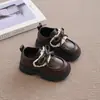 Sapatos de Couro para Meninas 2025 Outono Nova Moda Infantil Solado Macio Versátil Sapatos de Uma Sola Estilo Princesa Loafers Britânicos para Meninas