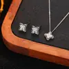 Collar para Mujer, Collar con Pendientes de Trébol de Cuatro Hojas Full Diamond, Diseño de Nicho, Conjunto de Moda de Lujo Ligero con Temperamento al por Mayor para Mujer