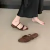 Sandalias Chuyuji de estilo retro francés con punta abierta y tacón bajo para mujer, nuevo diseño versátil de una sola tira para el verano 2026