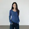 Camiseta Retrô Chique Estilo Coreano com Gola Henley de Manga Longa Feminina Outono Design Moderno Slim Fit Valoriza a Silhueta Camada Base