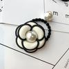 Cuerda para el cabello con diseño clásico coreano de flores de camelia en blanco y negro, anilla para el cabello, accesorios para el cabello, banda de goma con perlas para mujer adulta