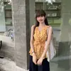 Foto Real # Camisole Amarelo Floral com Gola V para Mulheres, Design de Primavera, Rejuvenescedor, Afina a Cintura e Valoriza a Silhueta.