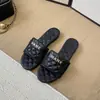2025 Nova Coleção Primavera Estilo Pequeno Estilo Cheiroso Acolchoado Fivela de Carta Sapatilhas Chinelos para Mulheres Usarem na Praia Sandálias Casuais de Uma Tira