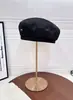 Boina retro británica con pequeña decoración de logo para mujer, sombrero de artista de moda otoñal de alta calidad, sombrero de calabaza de estilo callejero para celebridades de internet