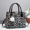 2025 Nueva Tendencia de Moda Transfronteriza Bolso de Mujer con Diseño Único y Elegante, Bolso de Mano de Cuero Brillante Estampado de Leopardo, Bolso de Hombro y Cruzado