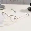 Armações de óculos cat-eye com detalhes em diamante europeias e americanas, óculos metalizados fotocromáticos anti-luz azul para mulheres, armações de óculos lisas estilo trendy da internet
