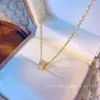 Nueva cadena de clavícula de lujo estilo coreano, collar versátil de acero de titanio de moda para mujer, colgante simple clásico de circón, accesorio versátil