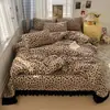 Juego de ropa de cama vintage de cuatro piezas estilo francés de terciopelo de leche con colcha, sábana acolchada de franela de doble cara engrosada para invierno y funda de edredón