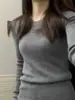 Tricô Cinza de Gola Redonda e Manga Longa para Mulheres na Primavera e Outono, Modelagem Justa, Tricô com Detalhe no Ombro Direito, Camisa para Camada Interna, Top de Alta Qualidade