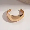 Pulsera Abierta de Metal Plegado con Flor Transfronteriza Europea y Americana, Pulsera de Estilo Minimalista, Joyería de Lujo Ligero de Alta Gama para Mujeres