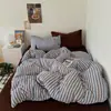 Juego de cuatro piezas de terciopelo de leche a rayas de invierno, que incluye una funda de edredón gruesa de forro polar coral de doble cara antiestática, sábana y juego de ropa de cama de tres piezas