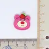 Urso de morango segurando morango resina artesanal pacote de material diy grampo de cabelo capa de celular acessórios para furos de sapato Patche 3D