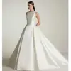 Vestido de Noiva sem Mangas com Gola Halter Estilo Hepburn em Cetim Fosco 2026, Saia Ampla e Volumosa, Simples e Emagrecedor, para Cerimônia de Casamento ao Ar Livre