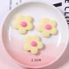 Fabricante en stock de resina esmerilada elegante flor redondeada de cinco pétalos DIY accesorios para el cabello para niños carcasa de teléfono móvil material de belleza