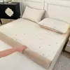 Un lado es de algodón puro y el otro es terciopelo para bebé, un juego de tres piezas de sábanas gruesas acolchadas adecuadas para todas las estaciones, de doble cara y utilizable como cubierta de kang.