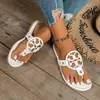 Em estoque chinelos de verão moda europeia e americana para exterior para mulheres, sandálias de dedo de sola plana de comércio exterior atacado