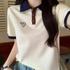 Camiseta Polo Color Block de Manga Curta para Mulheres Verão Design Bordado de Coração Chique Look Preguiçoso Emagrecedor Top de Manga Curta Ombro Direito