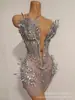 Vestido Mini Strapless Brillante de Diamantes Plateados de Lujo Atuendo de Cumpleaños para Mujer Sexy Disfraz de Performance Ropa de Escenario para Cantante