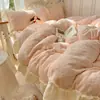 Conjunto de cama de quatro peças estilo A-class milk velvet fofo para outono e inverno, capa de edredom de coral velvet espessado com relevo e renda, conjunto de três peças