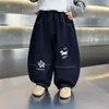Calça comprida jeans com corte curvo para meninos, roupa de outono para bebês, roupas infantis, novo estilo primavera e outono 2026, calças versáteis da moda para crianças pequenas