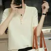 Camiseta de malha curta elegante com gola V, cor sólida, três botões, manga curta, modelagem slim, algodão, nova para mulheres