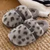 Chinelos de Pelúcia de Algodão Estilo Coreano com Estampa de Leopardo para Mulheres, Outono/Inverno, com Design de Fivela, com Fleece Adicionado para Aquecimento, Chinelos Domésticos de Interior
