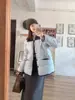 2026 Novo Super Bonito Solto Acolchoado Quente Top Estilo Coreano Gola Azul Jaqueta de Algodão com Penas Roupas para Mulheres Baixas