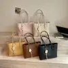 Bolsa feminina de grande capacidade 2026 novo modelo bolsa de ombro casual para trabalho com toque de luxo para aulas e deslocamento de estudantes universitários bolsa tote