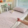 2026 Novo Modelo Conjunto de Cama para Estudante em Tecido Grosso de Algodão Natural com Bordado Acolchoado, Colchão de Cama Pequena, Tapete Refrescante e Cobertura de Cama Conjunto de Três Peças
