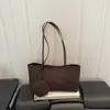 Novedad Bolso de Felpa Gamuzada de Gran Capacidad para Mujer Estilo Nuevo Otoño/Invierno 2026 Bolso de Hombro Individual Retro para Viajes Diarios Bolso Tote de Mano